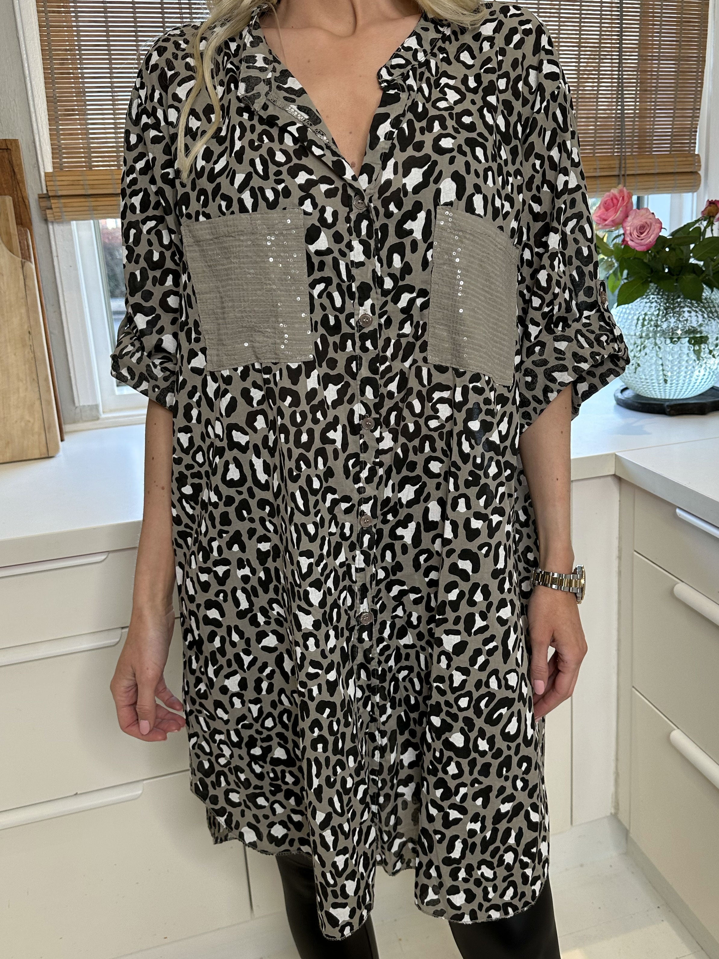 Pina - Leopardskjorta med paljettfickor